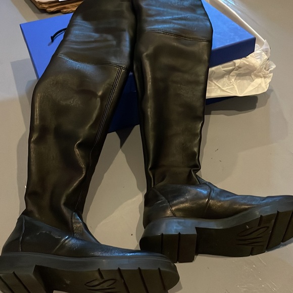 The KRISTINA Stuart Weitzman Boot in 5.5 (runs big! fits 6+) lug sole - Picture 2 of 10